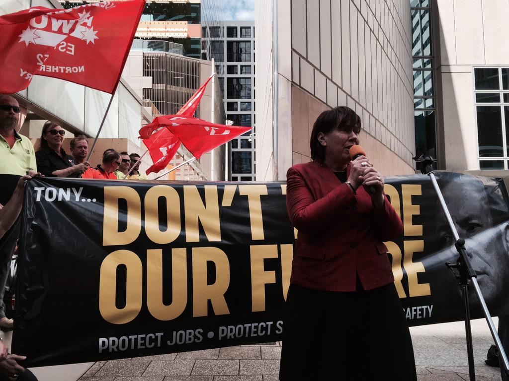 gedkearney's tweet photo. '@linessue addressing #ChAFTA rally in Brisbane - 'I stand with workers and unions' #ausunions #auspol http://t.co/0LnezDUZuB
