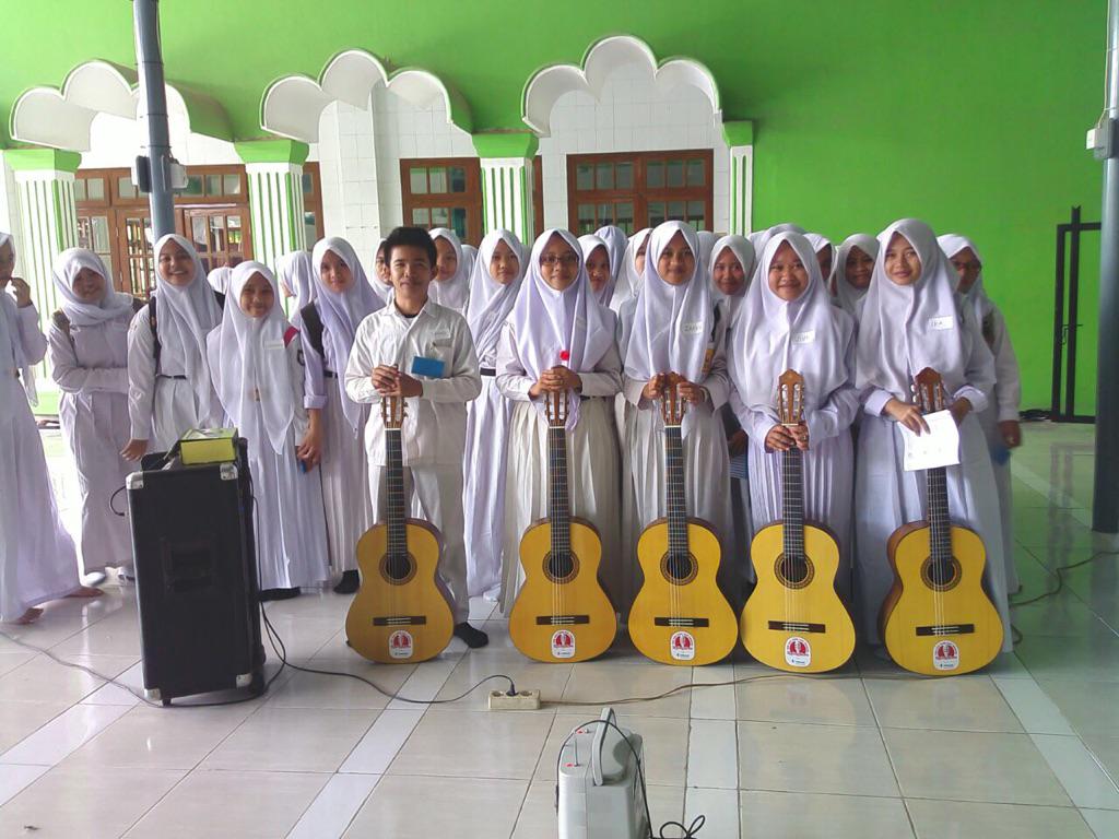 1000_Gitar_INA's tweet photo. MTS Attaqwa 04 Yayasan Attaqwa Bekasi menerima donasi gitar dari @RollingStoneINA di hari pertama sekolah. http://t.co/FuWFek1ldS