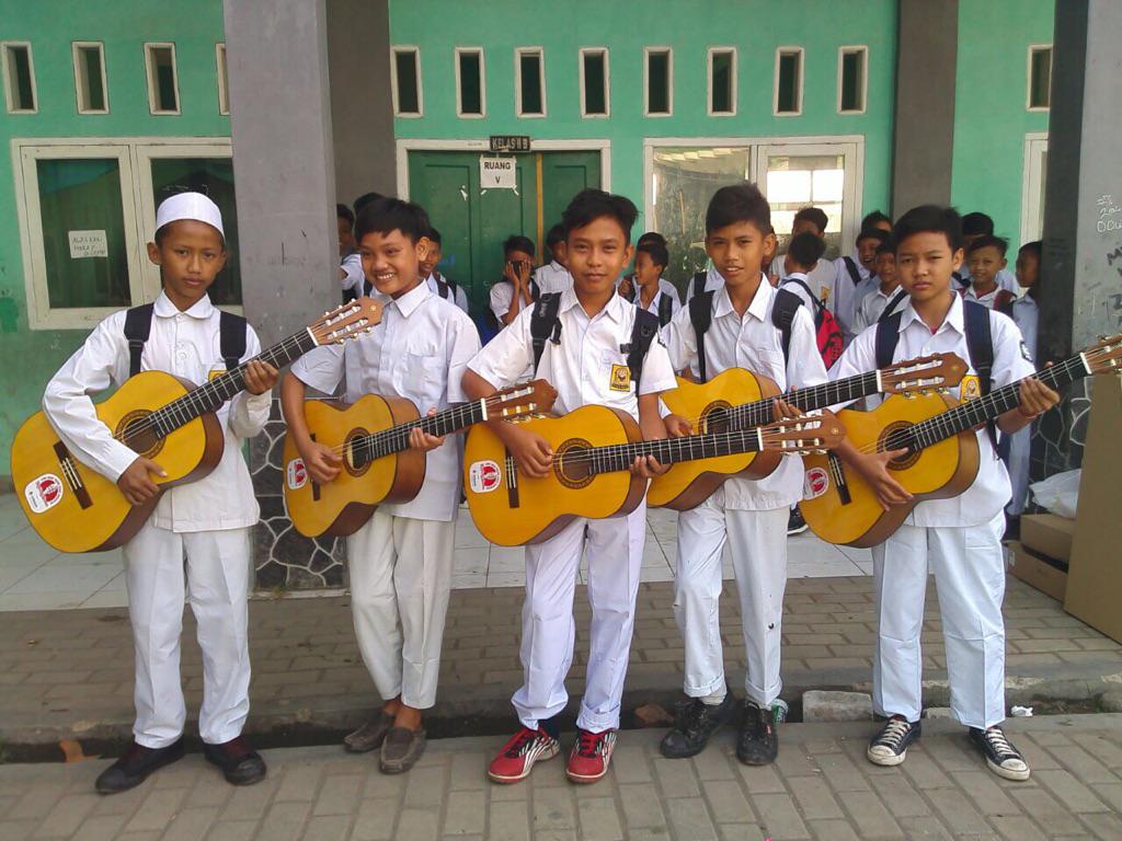 1000_Gitar_INA's tweet photo. MTS Attaqwa 04 Yayasan Attaqwa Bekasi menerima donasi gitar dari @RollingStoneINA di hari pertama sekolah. http://t.co/FuWFek1ldS