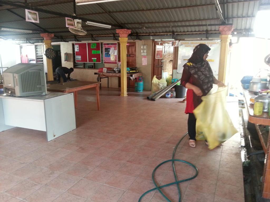 CCSCKuantan's tweet photo. Gotong royog perdana CCSC Kuantan @AADK_Pahang @AADK_Kuantan @AADKMalaysia @AbdGhani_57 http://t.co/k1ZMmlRsbd