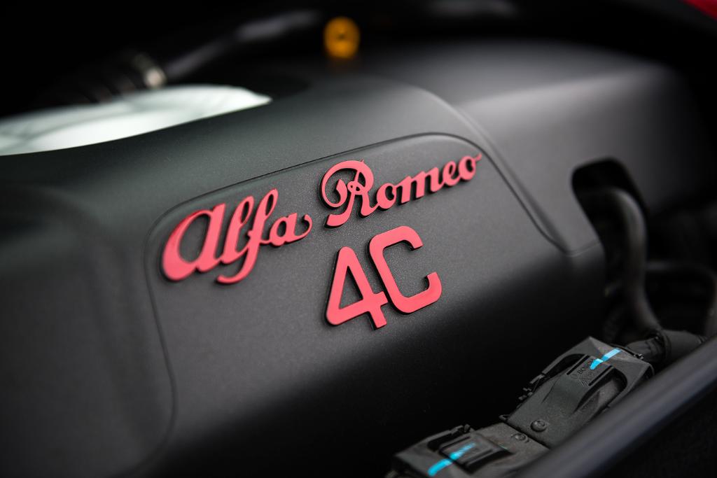 AlfaRomeoUSA's tweet photo. This turbocharged all-aluminum mid-mounted engine is the heart of the #4C. http://t.co/y6kHHQRJzp