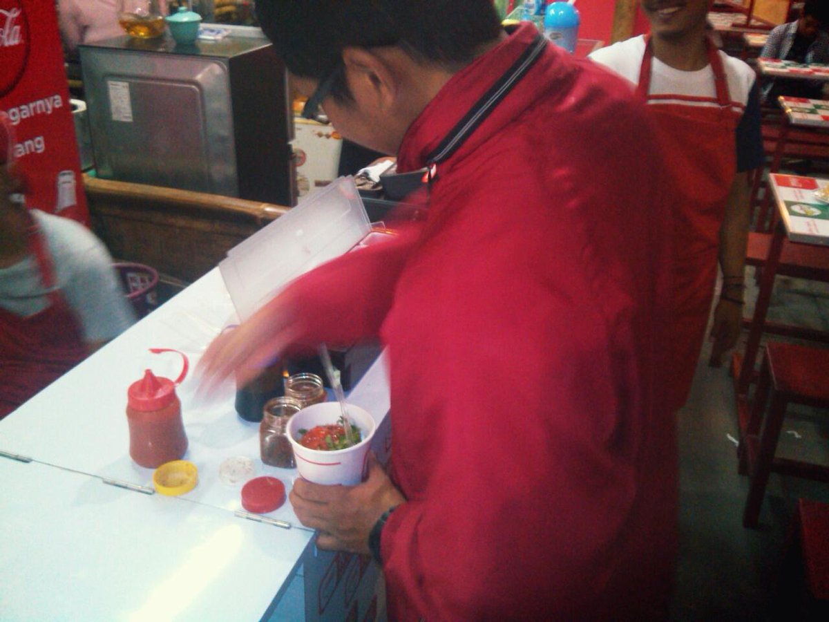 keceriaan teman teman yg makan <a href="/miengawur/">mie ngawur</a>