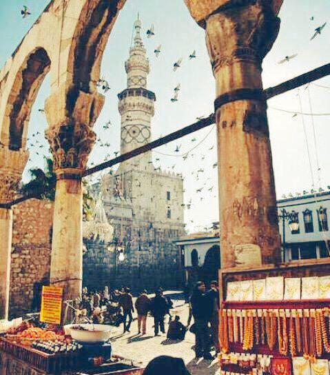 SyriansHashtag's tweet photo. بعض شموع الحروب تموت بسرعهْ
لكنني في دمشق
وشمع دمشقَ عزيز الدموعِ
وكل الشموع التي في دمشق تحب
وتعرف كيف تحب
وكيف تعيش http://t.co/DCL4yUumrI