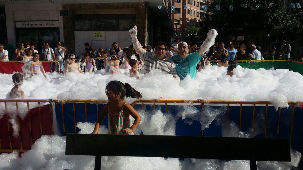Centrogalego's tweet photo. Nuestros hinchables y nuestra fiesta de la espuma fueron un éxito! #galicia #barakaldo http://t.co/IYpXEFkEWQ