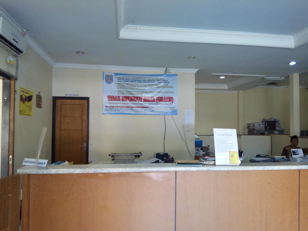 suriy_sure's tweet photo. Kel. PGS tampak lowong senin (27/7) pukul 14.00. Pelayanan terhambat krn menunggu petugas. @Nur_Mahmudi @pemkotdepok http://t.co/MD5oCD83YT