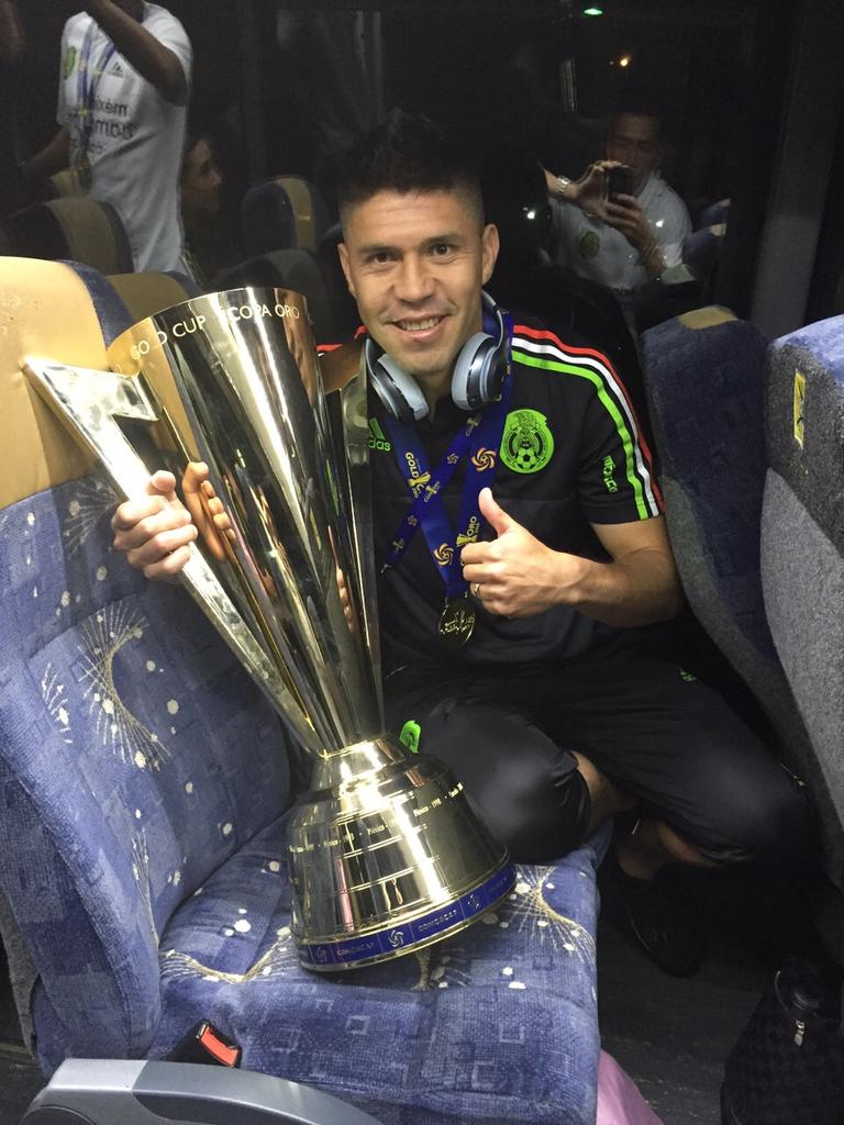 OribePeralta's tweet photo. ¡Unidos logramos este objetivo! Gracias a todos por su apoyo y cariño. ¡Esta es para México! 🏆#IncondicionalEs 🏆 http://t.co/5Y3FWMP67Y