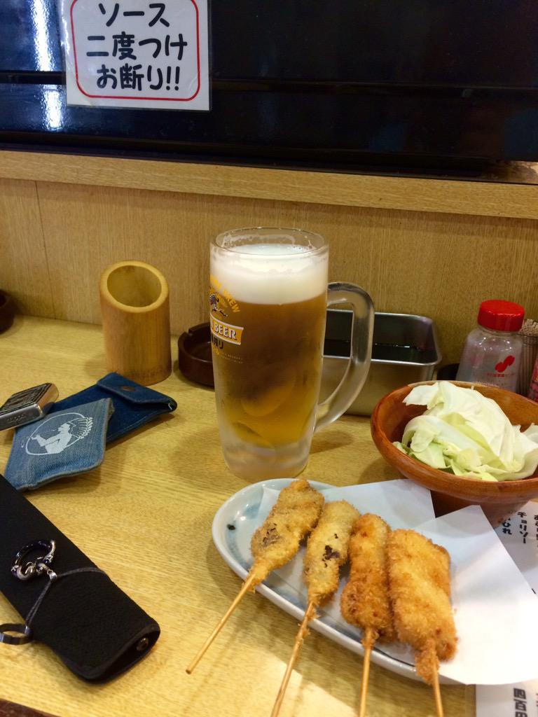 BlueIris_f64's tweet photo. 本日は台風接近のため神戸空港へ機体を避難。
八尾空港からフライト15分で本日の業務終了。
初めての街、三ノ宮をブラブラしてたら良い感じの路地を発見。
昼から…やってる？
お疲れ様でした！！ http://t.co/b67ZozHXCL