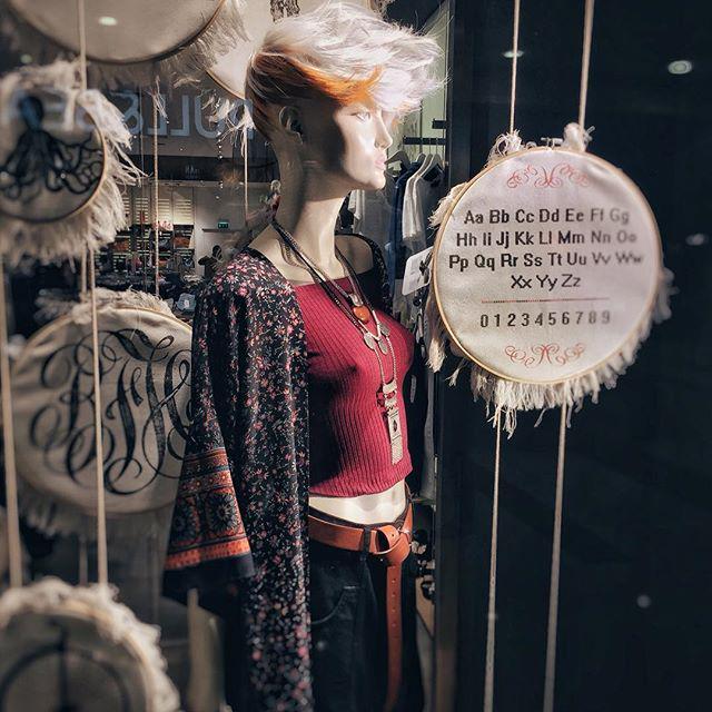 KrskStrelka's tweet image. #behindthewindowglass #rootstein #window #mannequins #str #stradivarius #fw16 #display 
New season-new styling😉 #кр…