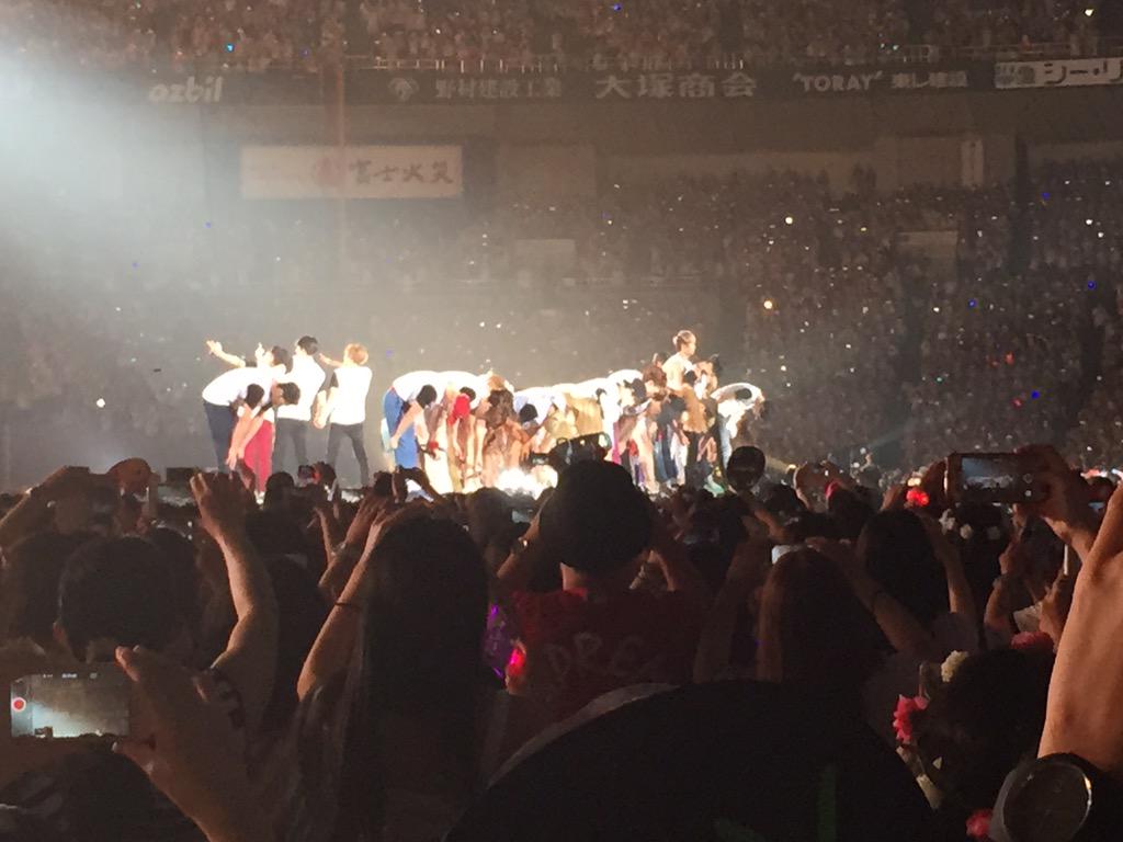 cnsayachi's tweet photo. みんなが挨拶してたから挨拶しようとしたけど辞めて手繋いで走ってもどるセフンとベッキョン。

…………挨拶せんのかーーい！！わろた👏🏻 http://t.co/tflR870MTF