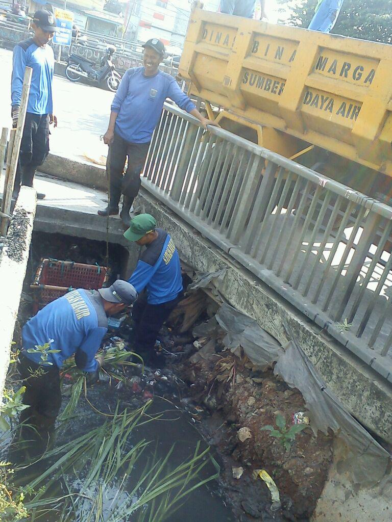 satgas_SDA's tweet photo. Satgas banjir sedang membersihkan saluran bawah fly over jl. Arif R Hakim http://t.co/vBqfkKxhKI