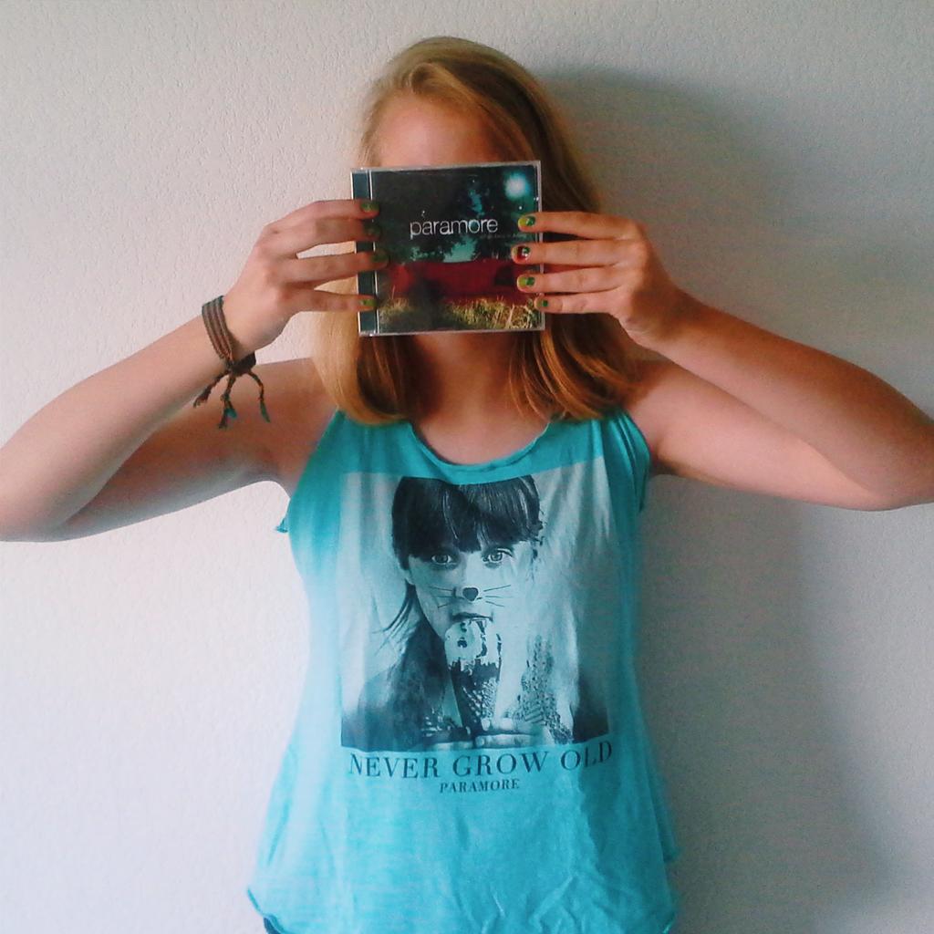 madison_face's tweet photo. happy 10th birthday to Pmore's first album (& mine) #AWKIF10 #AWKIF #AllWeKnowIsFalling #10YearsOfAllWeKnowIsFalling http://t.co/TS7rfwLt9H