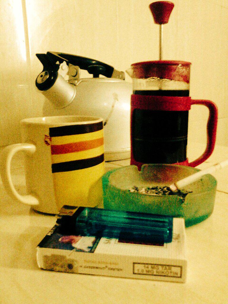 iguhrahardi's tweet photo. sekedar sebatang dan kopi http://t.co/vGZ232Z3U4