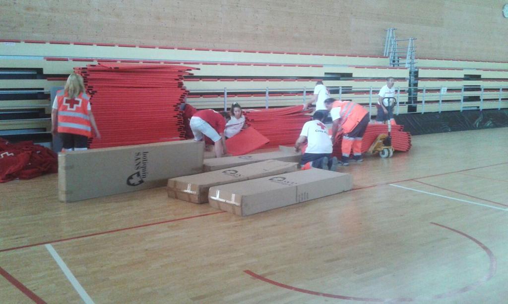 CreuRojaBages's tweet photo. #IFÒdena: Desmontem l'alberg de #manresa amb ajuda del #voluntariat @CreuRojaOsona #CreuRoja http://t.co/aP91UtYI5C