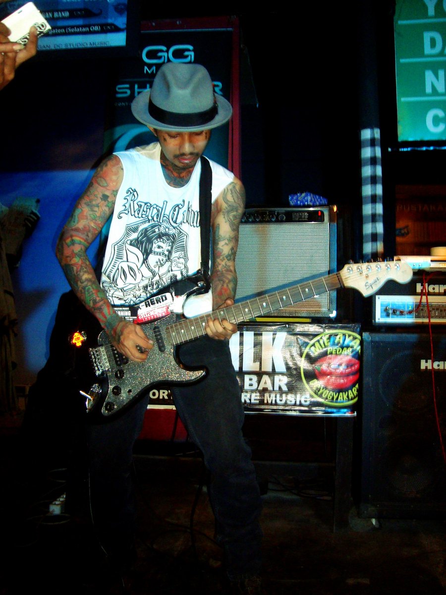 Yelawolf bermain gitar dulu :p