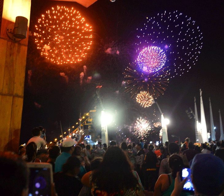 Quince minutos de pirotecnia que se disfrutaron en Malecón. ow.ly/Q7IIf