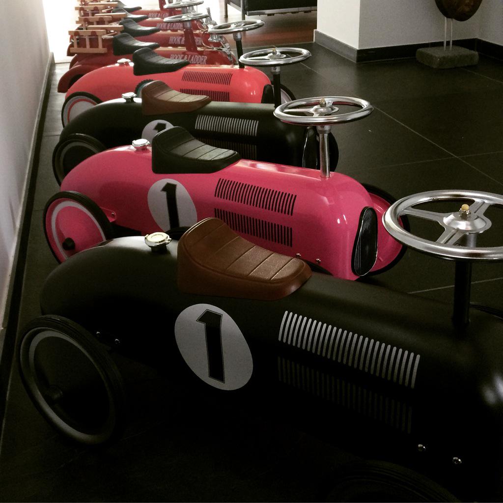 De auto's staan weer klaar voor vertrek! #woonfabriek #loods5 #woondock #woonstore #depot7 #dok2