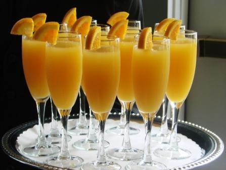 Para una recepción elegante ofrece bellini, mimosas o kir royal.  #TipsBoda