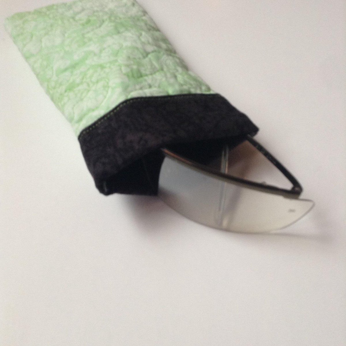 lilfoxdesigns's tweet image. Pink/red Sunglasses case, hand dyed pink/red self closing pouch, q… etsy.com/listing/232543… #Etsymntt #SoftPhoneCase