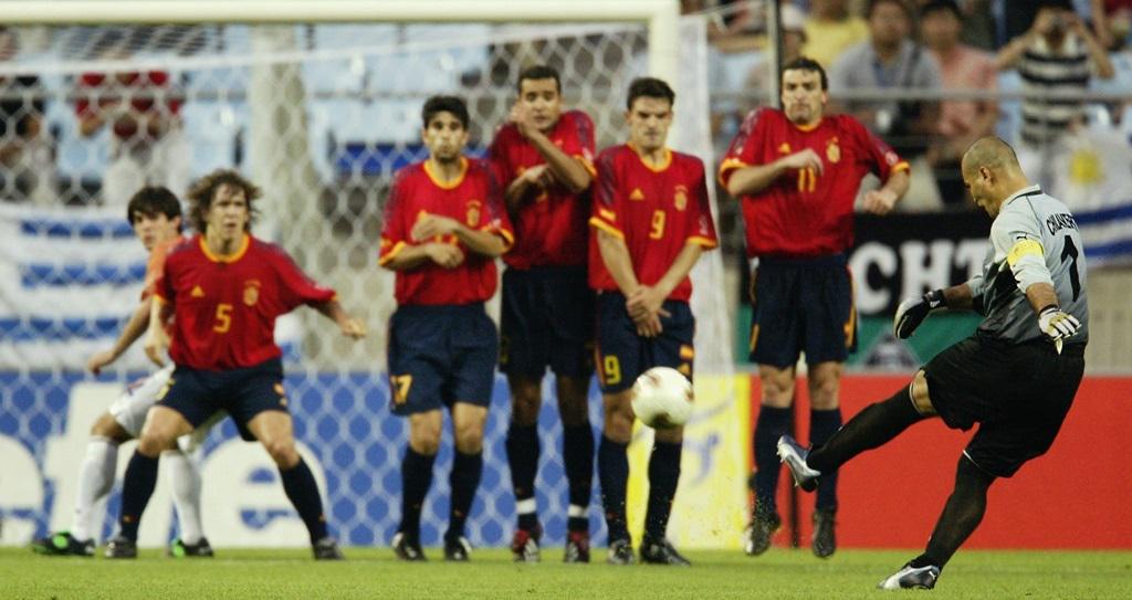 Happy 50th Birthday to Goalkeeping and Champ Man legend José Luis Chilavert! Who scored 67 goals in his 22 yr career. 