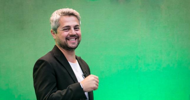 Online dobbiamo costruire un personaggio o essere noi stessi? bit.ly/1LNgMui via <a href="/RudyBandiera/">Rudy Bandiera</a>