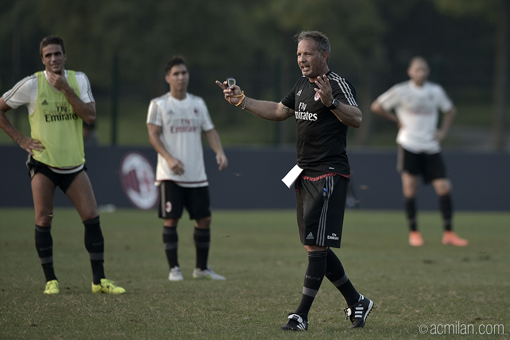 acmilan's tweet photo. Never stop training! 
#weareinChina http://t.co/jNMi3uHmAX