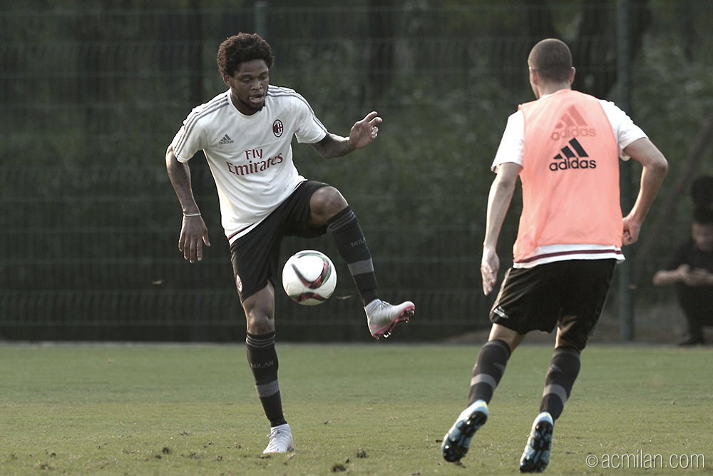 acmilan's tweet photo. Never stop training! 
#weareinChina http://t.co/jNMi3uHmAX