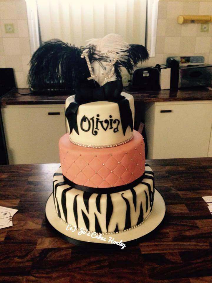 whiterosecake_'s tweet photo. Three tier black,white and pink blingy #birthday #cake #iloveHD #hellohonley #Honley @BakeBehaviour #holmfirthhour http://t.co/Vxm2JnSnC0