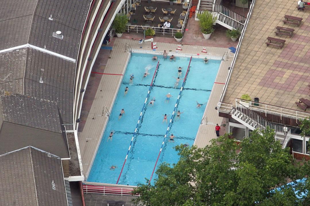 BritishVogue's tweet photo. Vogue's 6 Favourite Places To Swim Outdoors In London: http://t.co/nBY1evtP8u http://t.co/NrWjYCD7Y6