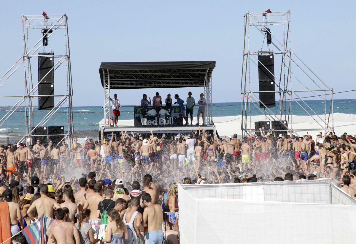 elmundocs's tweet photo. #VÍDEO Recuerdos de la primera edición del 'Fenómeno Arenal Sound'  @ArenalSound  http://t.co/93vmxfpRsS http://t.co/xct9H0WWkq
