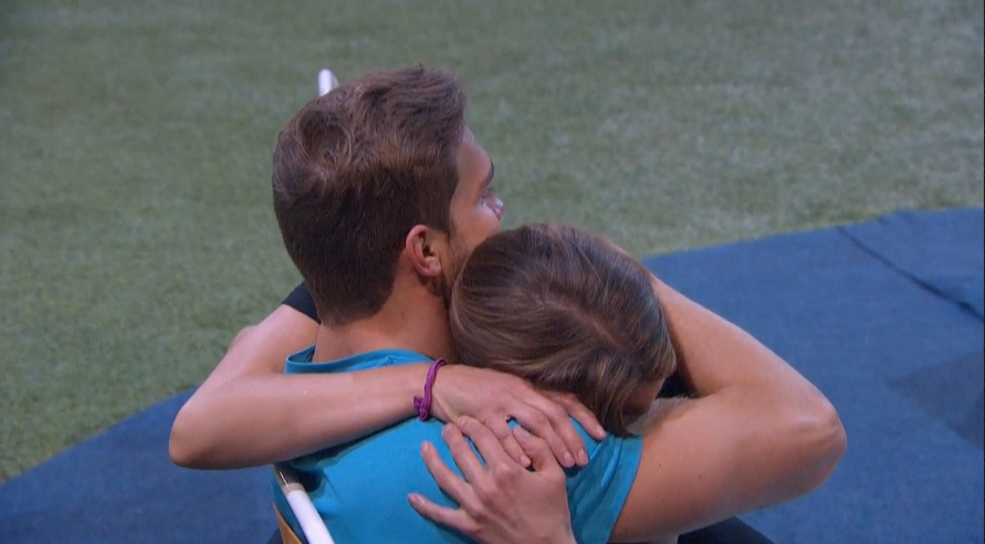 daiIybb's tweet photo. Shelli and Clay Made up #BB17 http://t.co/xe3hV8mGaG