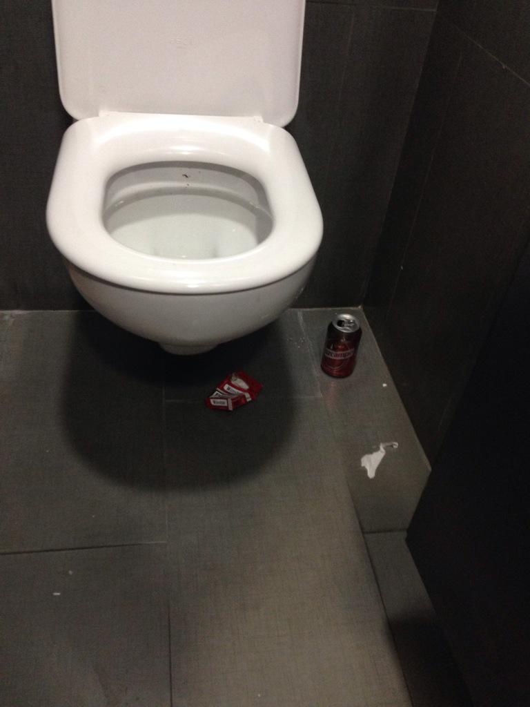 <a href="/BahiaSur/">C.C. Bahía Sur</a> Menos fotos de pajaritos y cuidad más su mantenimiento...La falta de papel o pestillos no es x los guarros