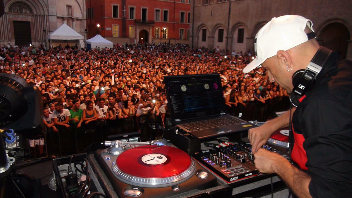Numark's tweet photo. ๐ #EyeSpyNumark #TTXUSB in Italy with #DJFabioBragaglia playing for sold-out crowd. http://t.co/vczDhNWetI