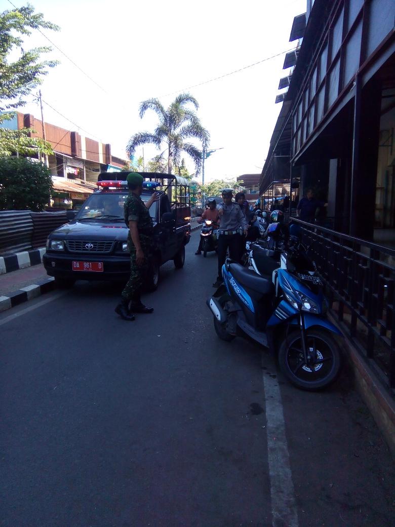 HabarAmandit's tweet photo. Jangan sembarangan parkir kalo ke pasar kandangan, kalo pina di angkuti buhannya ai. http://t.co/qnNxsP6DTZ