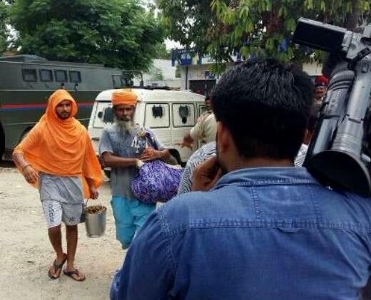 Even bullets flying in air didn't stop local Sikhs from distributing Langar to media and security forces in Gurdaspur