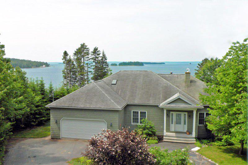 StagedforUpsell's tweet photo. #RealtorTour St Margarets Bay - 34 Ketch Court property. See all 12 properties Thursday http://t.co/5JytO24EFm http://t.co/umofTL1aYE