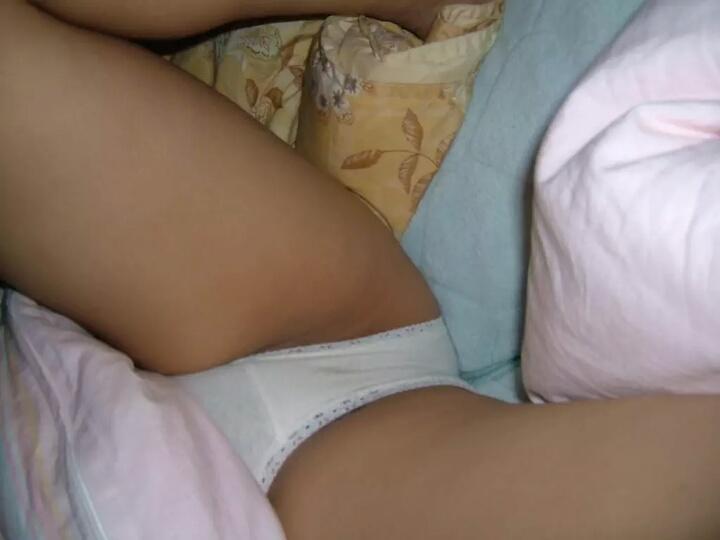 Santai sambil ngangkang sampai nampak si putihh ketat😅