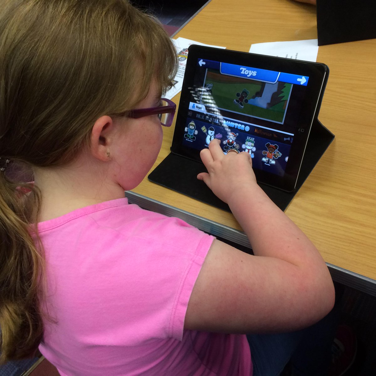 LibrariesNL's tweet photo. Some of the fun from today's Digital Storytelling session at #BellshillCC for #SummerEncounters http://t.co/WlAnbWkQOU