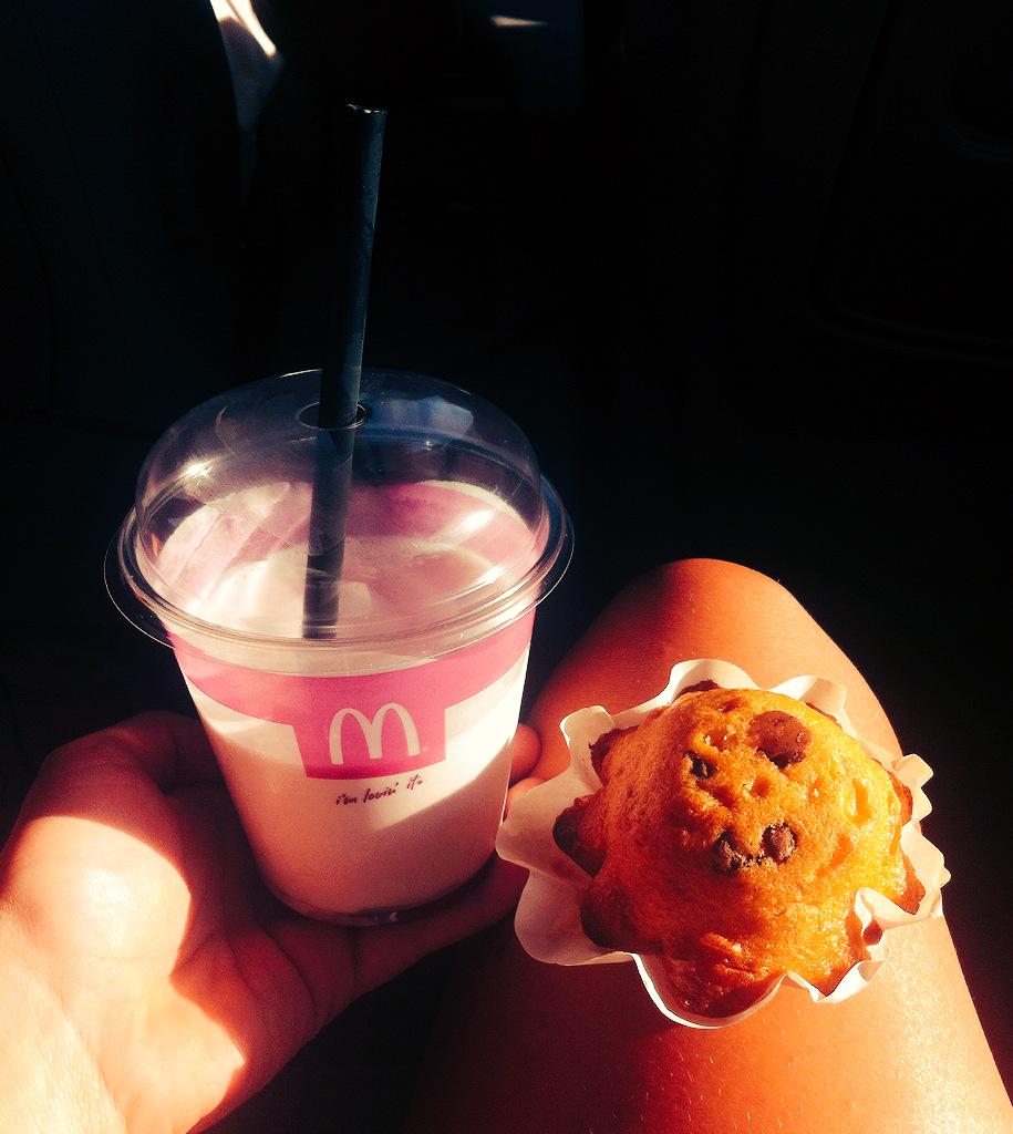 TaLaura_'s tweet photo. Ben voilà j'serai calé jusqu'à ce qu'on arrive on est vite passé au Drive tout l'monde avait faim #Frapé 🍓 #Mandise 👅 http://t.co/cE71wg1XhZ