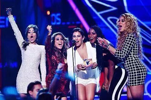 5HEV0LUTION's tweet photo. They lost TXF individual because they were made to win the world together 💙 #3YearsOfFifthHarmony http://t.co/0q7tDQ9Nam