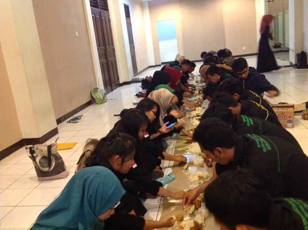 DPMFarmasi's tweet photo. Suasana Halal Bi Halal MPM, DPM, BEM Farmasi UNJANI, 27 Juli 2015  🙏 http://t.co/UqkSowW2G9