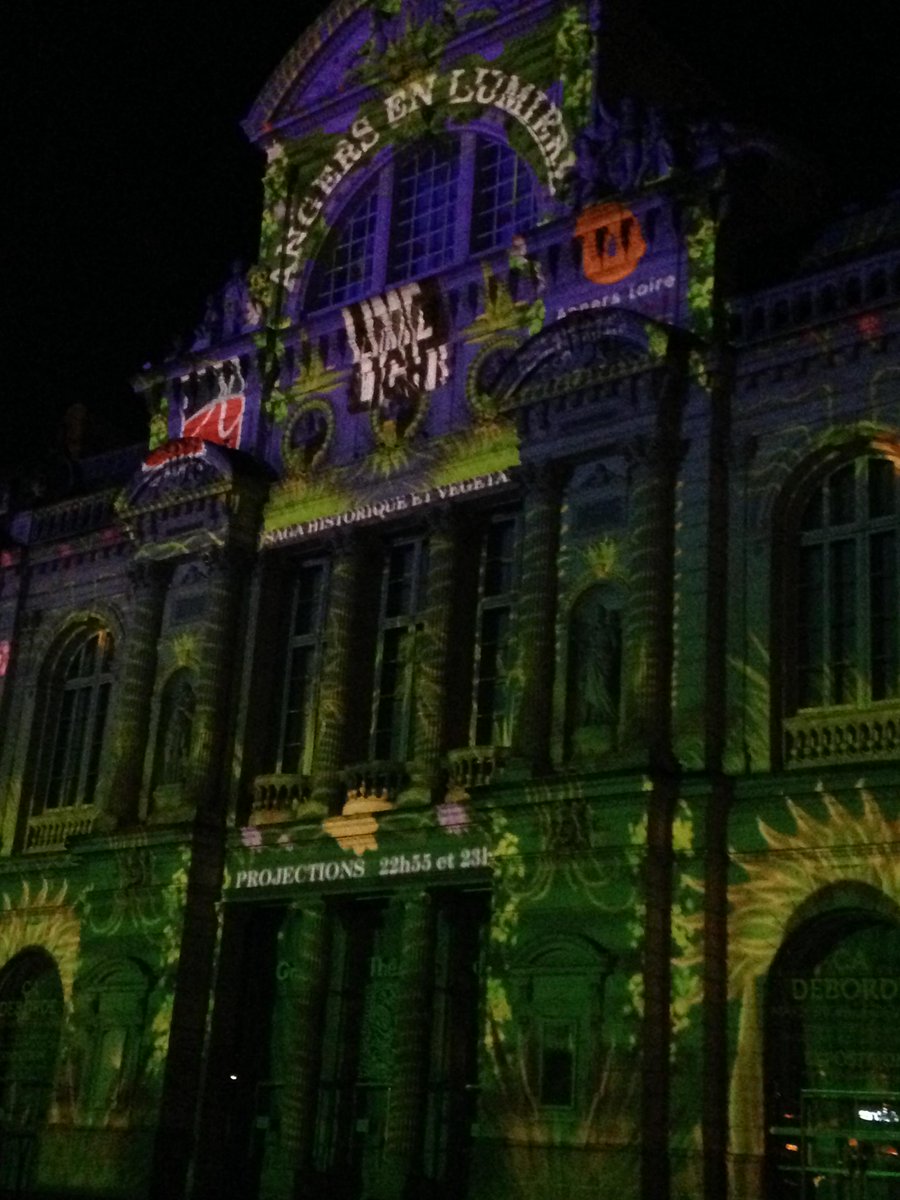 #AngersEnLumiere Superbe moment passé Place du Ralliement, jeux de sons &amp; lumières absolument magnifiques! #Angers