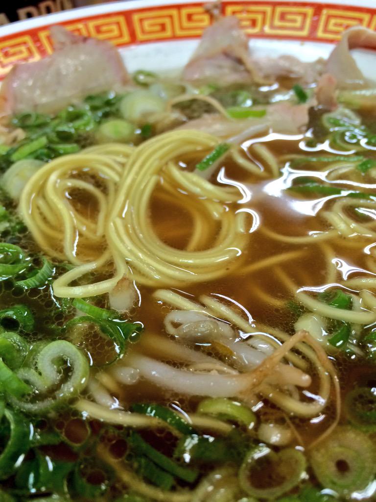 BlueIris_f64's tweet photo. きむにいから頂いた情報でもっこす花隈店でラーメン。
高架下でいい雰囲気。
美味かったです！ http://t.co/vlVUEVsUxW