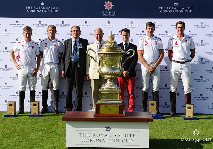 England wins <a href="/RoyalSalute/">Royal Salute</a> Coronation Cup: bit.ly/1LNBeLL
© Images of Polo #horsepolo <a href="/guardspoloclub/">Guards Polo Club</a> <a href="/hpapolo/">Hurlingham Polo Asso</a>