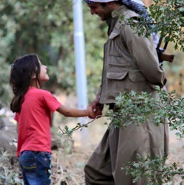 hevaleazaad's tweet photo. Çocuk görünce silahını saklayan gerilla.. 
Bu fotoğraf dün Kandil de çekildi, Canımız size feda olsun! http://t.co/4BjYBs1NA4