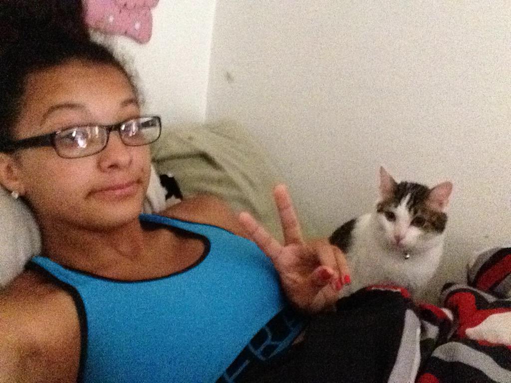 sadeo101yates's tweet photo. I'm my own cats Spirit human. 😻👻💁🏽 http://t.co/0TYVMTXyrI