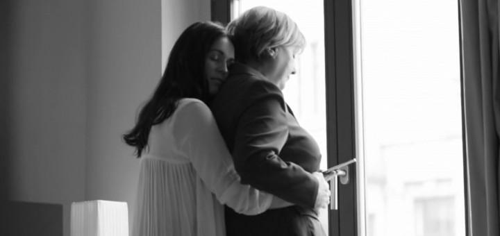 VIDÉO. Merkel en couple avec une femme… dans une pub tetu.com/2015/07/27/tet…