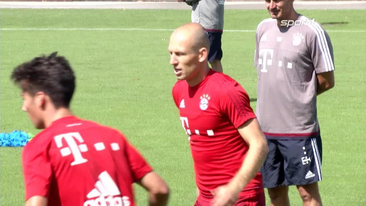SPORT1's tweet photo. Arjen #Robben kehrt ins Training zurück: http://t.co/UYwu0bsIHS
#Comeback http://t.co/L45QS4ZCS6
