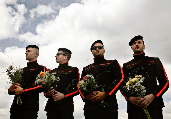musikblog's tweet photo. @K_I_Z_  –  oder eine Ode an den Irrsinn: https://t.co/KjbTtoOctg #kiz #hurradieweltgehtunter #news http://t.co/BrLnSfFXus