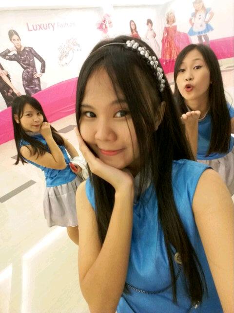 TeamJRF48's tweet photo. [250715] Ivana, tasya &amp; nikta. 'JES COSGRAPHY' at GK city walk. *1 http://t.co/bziVvXqAB4