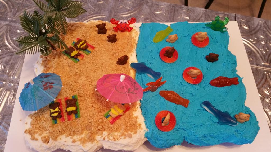 dianasheavenly1's tweet image. I made this #CupcakeCake over the weekend for a #LuauBirthday party and I LOVE it!!! It's my fave so far! 😍